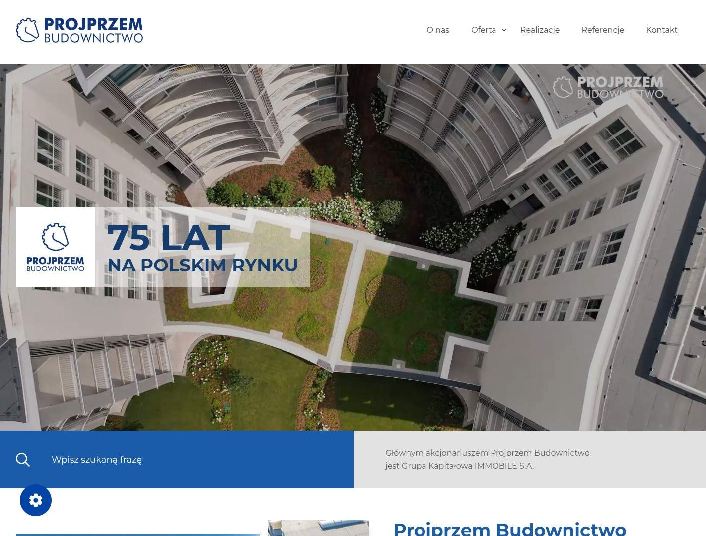 Strona główna serwisu Projprzem Budownictwo w widoku desktop – logo „PROJPRZEM BUDOWNICTWO”, nawigacja z sekcjami Realizacje i Referencje, hero z kadrem obiektu z lotu ptaka, badge „75 LAT NA POLSKIM RYNKU” i informacja o Grupie Kapitałowej IMMOBILE.