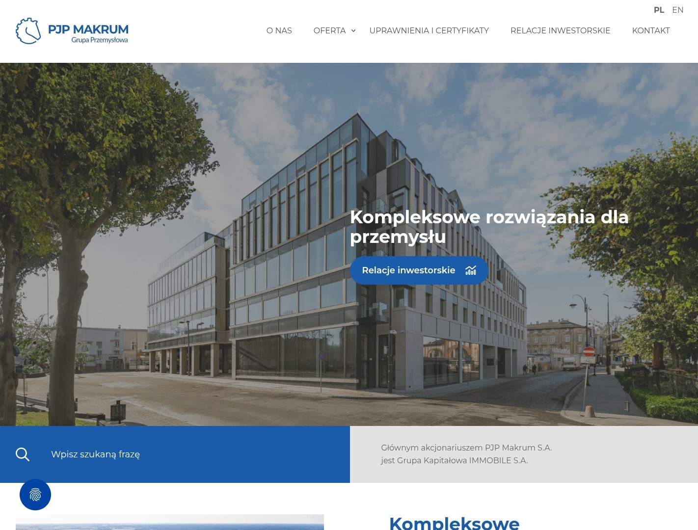 Strona główna serwisu PJP Makrum w widoku desktop – logo „PJP MAKRUM Grupa Przemysłowa”, nawigacja z relacjami inwestorskimi, hero z nowoczesnym szklanym biurowcem, hasło „Kompleksowe rozwiązania dla przemysłu” i badge Grupy Kapitałowej IMMOBILE.